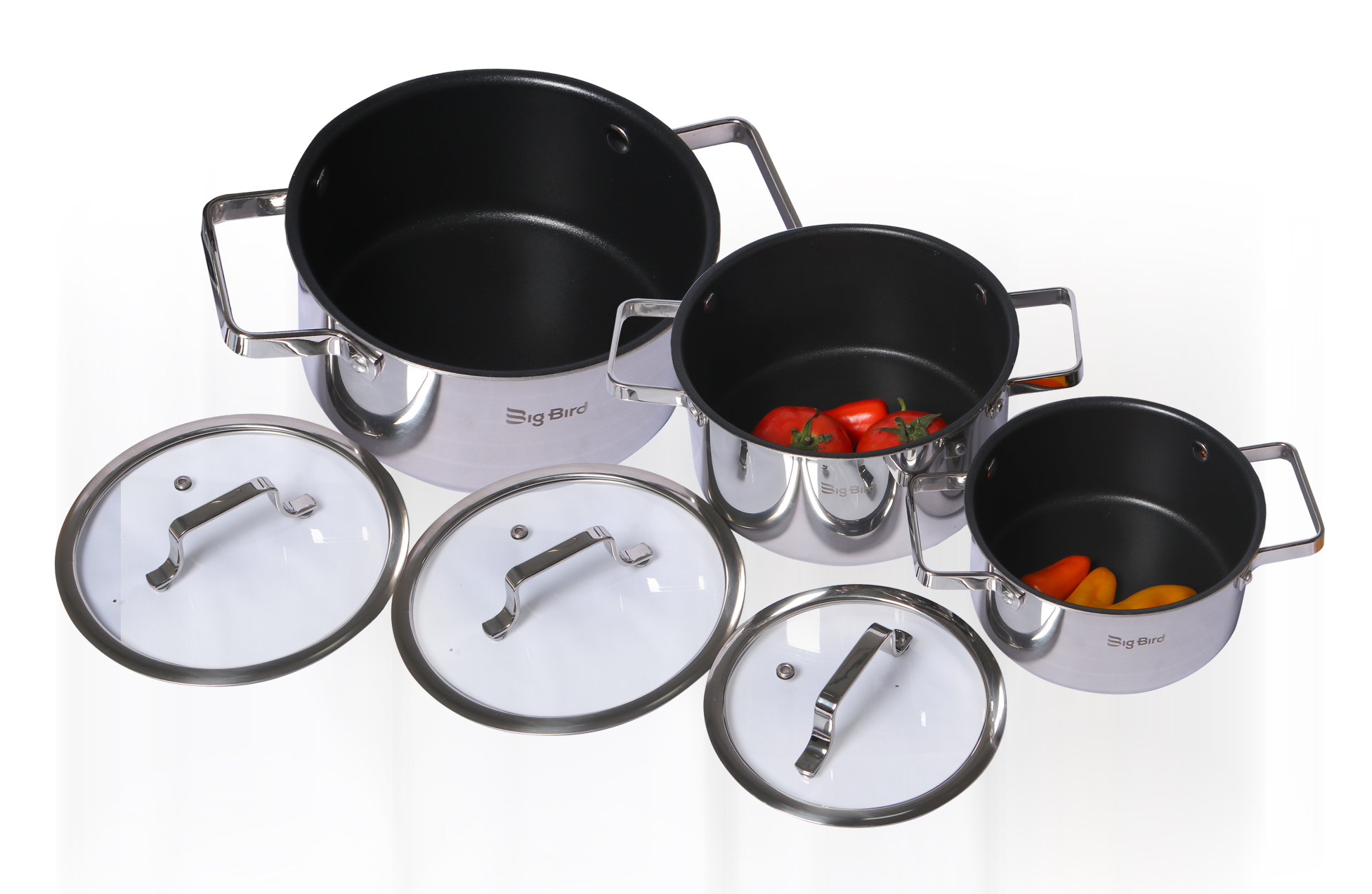 Nồi liền khối chống dính trên bếp hiện đại trong nhà bếp sạch sẽ